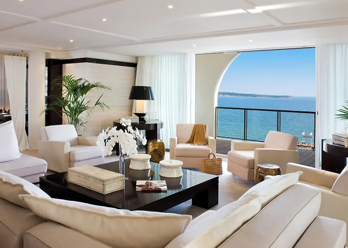 호텔 Barriere Le Majestic 5*